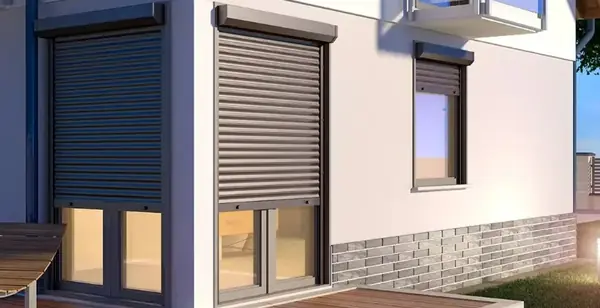 Maison moderne équipée de volets roulants sombres